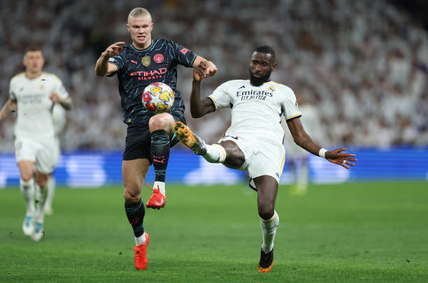 MADRID, SPAIN - APRIL 09: Erling Haaland of Manchester City and Antonio Ruediger of Real Madrid battle for possession during the UEFA Champions League quarter-final first leg match between Real Madrid CF and Manchester City at Estadio Santiago Bernabeu on April 09, 2024 in Madrid, Spain. (Photo by Clive Brunskill/Getty Images) (Photo by Clive Brunskill/Getty Images)