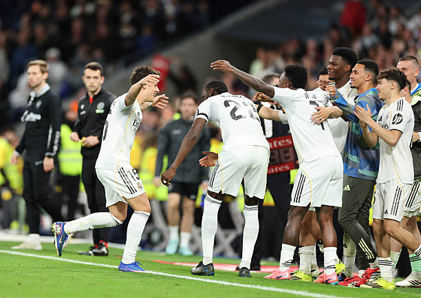 MADRID, SPAIN - MARCH 14: Arda Gueler of Real Madrid celebrates scoring his team's fourth goal with his teammates during the LaLiga EA Sports match between Real Madrid CF and Elche CF at Estadio Santiago Bernabeu on March 14, 2026 in Madrid, Spain. (Photo by Florencia Tan Jun/Getty Images)