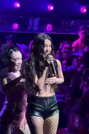 Singer Olivia Rodrigo Faces Wardrobe Malfunction on Stage 2 Singer Olivia Rodrigo Faces Wardrobe Malfunction on Stage1
